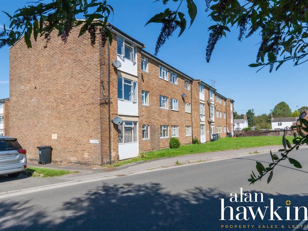 2 bed flat for sale in The Lawns, Royal Wootton Bassett, Swindon SN4, £