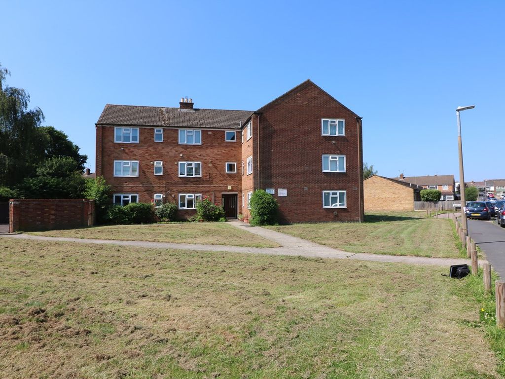 2 bed flat for sale in Downfield Road, Cheshunt EN8, £240,000 Zoopla