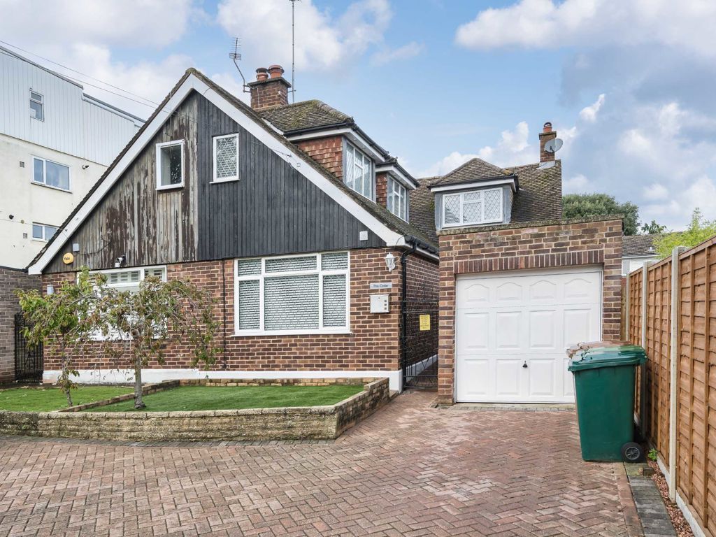 3 bed property for sale in Fordbridge Road, SunburyOnThames TW16, £