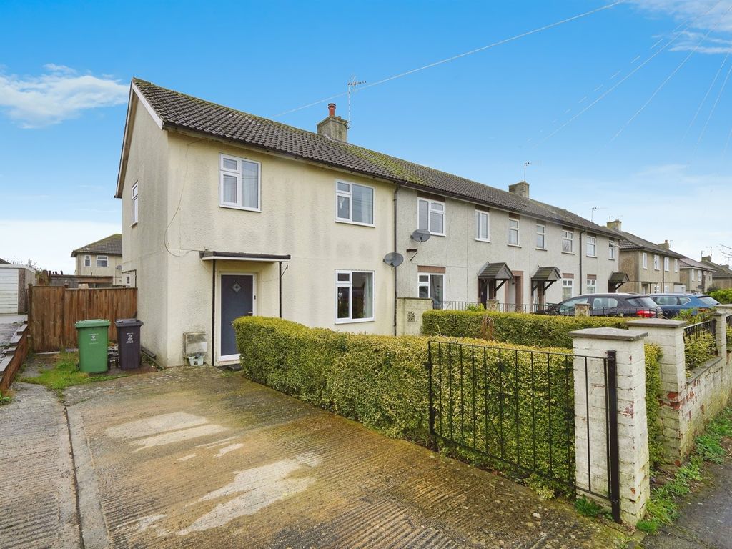 3 bed end terrace house for sale in Queens Avenue, Highworth, Swindon