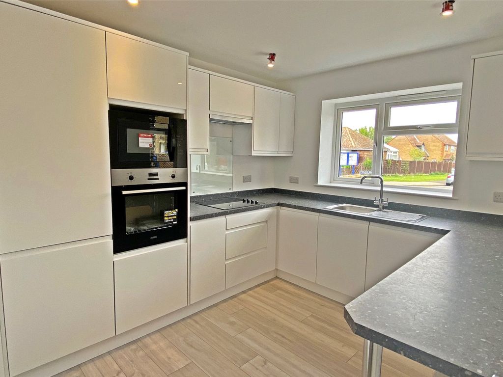 2 bed detached house for sale in Main Road, Queenborough, Kent ME11, £