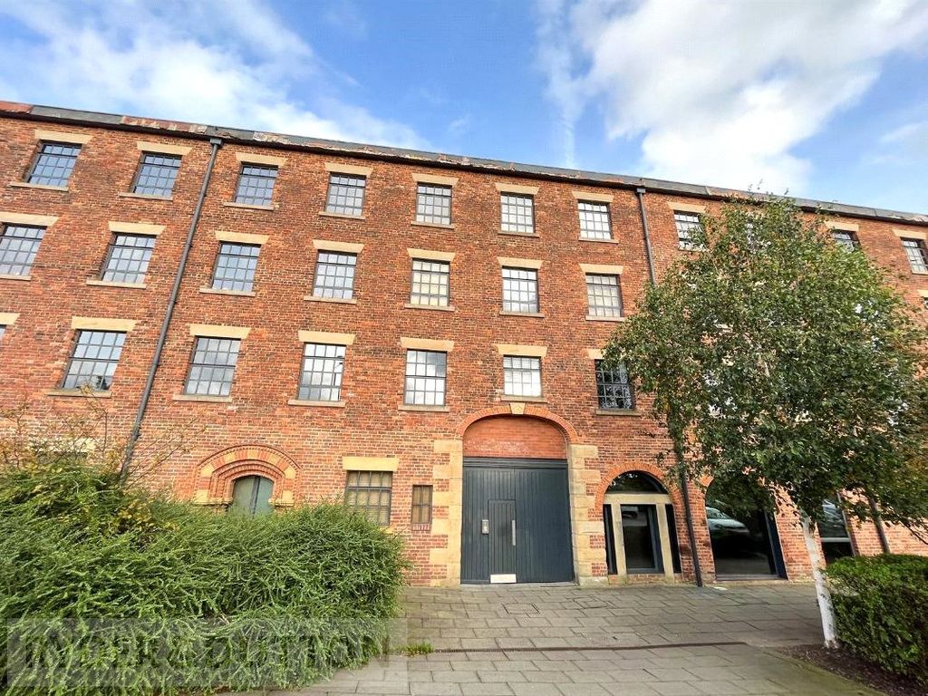 2 bed flat to rent in Castle Street, Stalybridge, Greater Manchester
