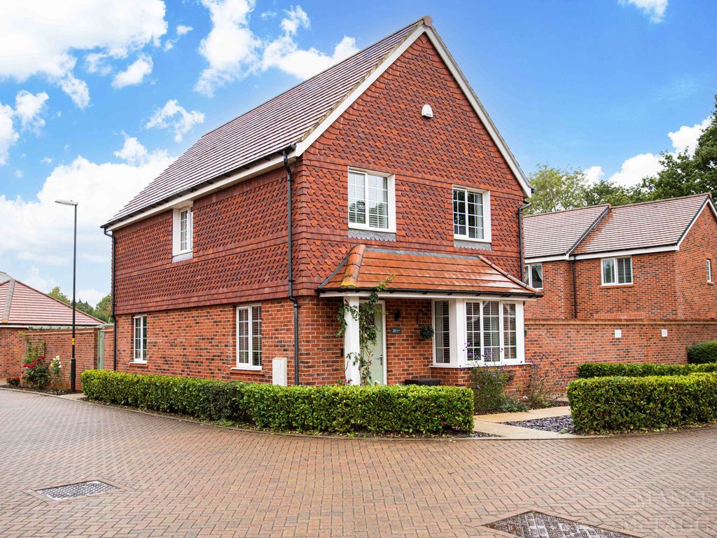 4 bed detached house for sale in Wimblehurst Road, Crawley RH10, £