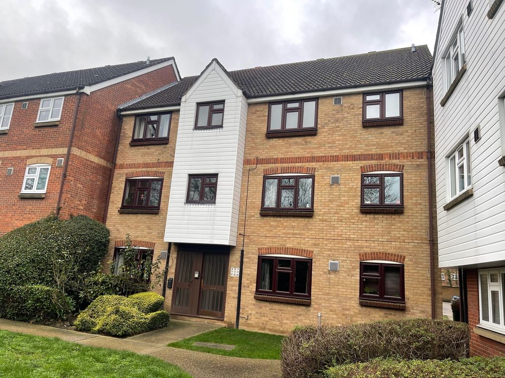 2 bed flat to rent in Redmayne Drive, Chelmsford CM2, £1,250 pcm Zoopla