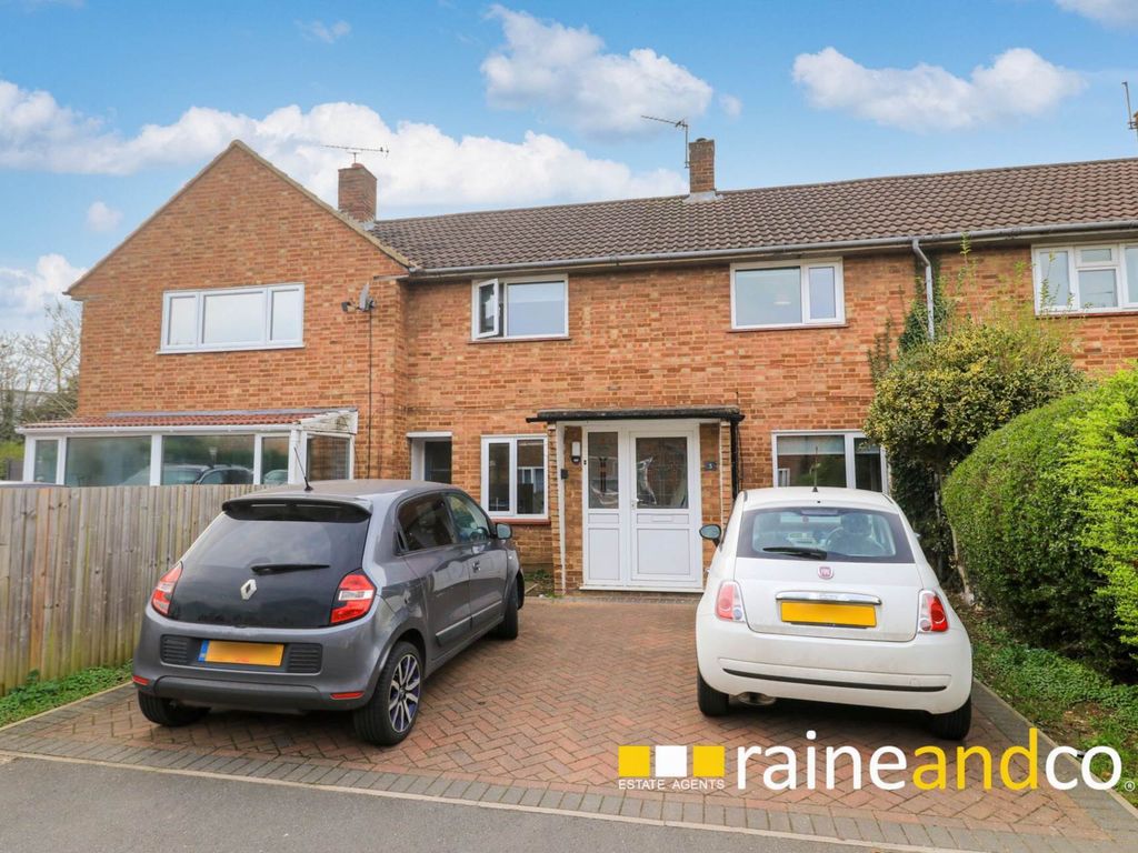 5 bed terraced house for sale in Holly Close, Hatfield AL10, £420,000