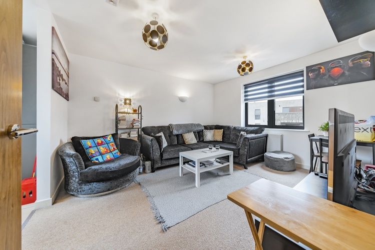 2 bed flat for sale in Blyton Court, Tooting, London SW17, £123,000