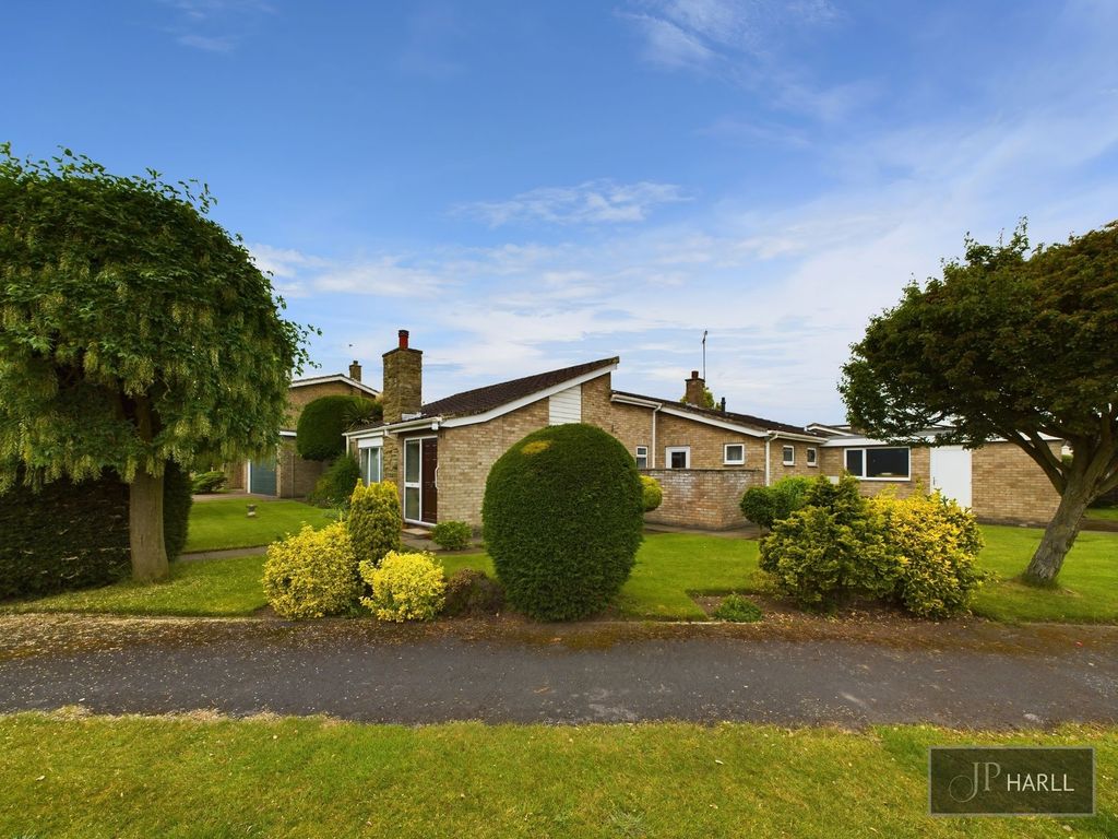 3 bed detached bungalow for sale in Spring Walk, Brayton YO8, £410,000