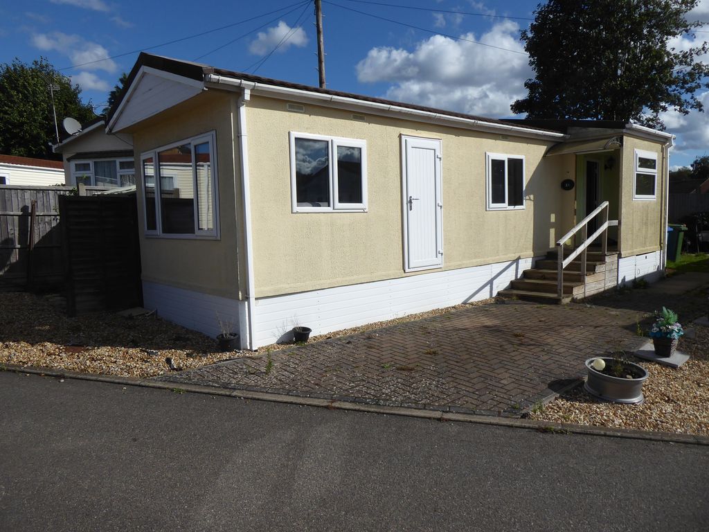 2 bed mobile/park home for sale in Hillcorner Farm Park, Sandy Lane