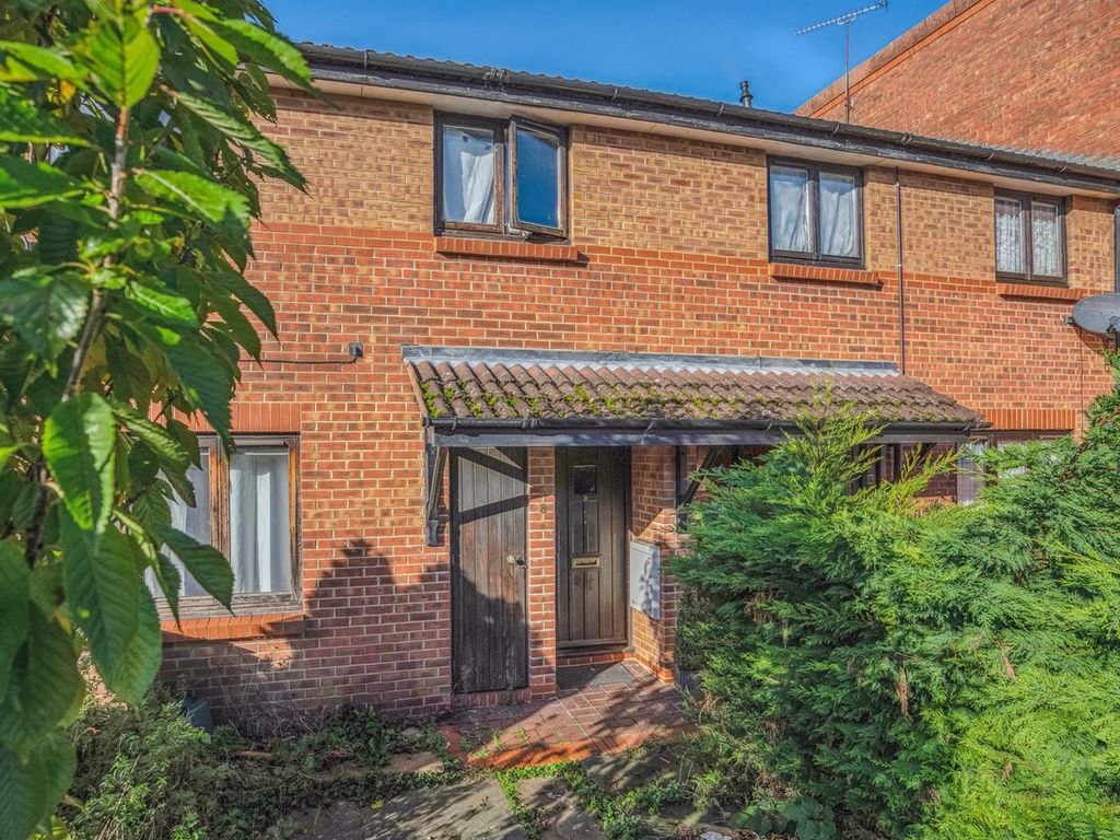 3 bed terraced house for sale in Shaw Close, Aylesbury HP20, £300,000