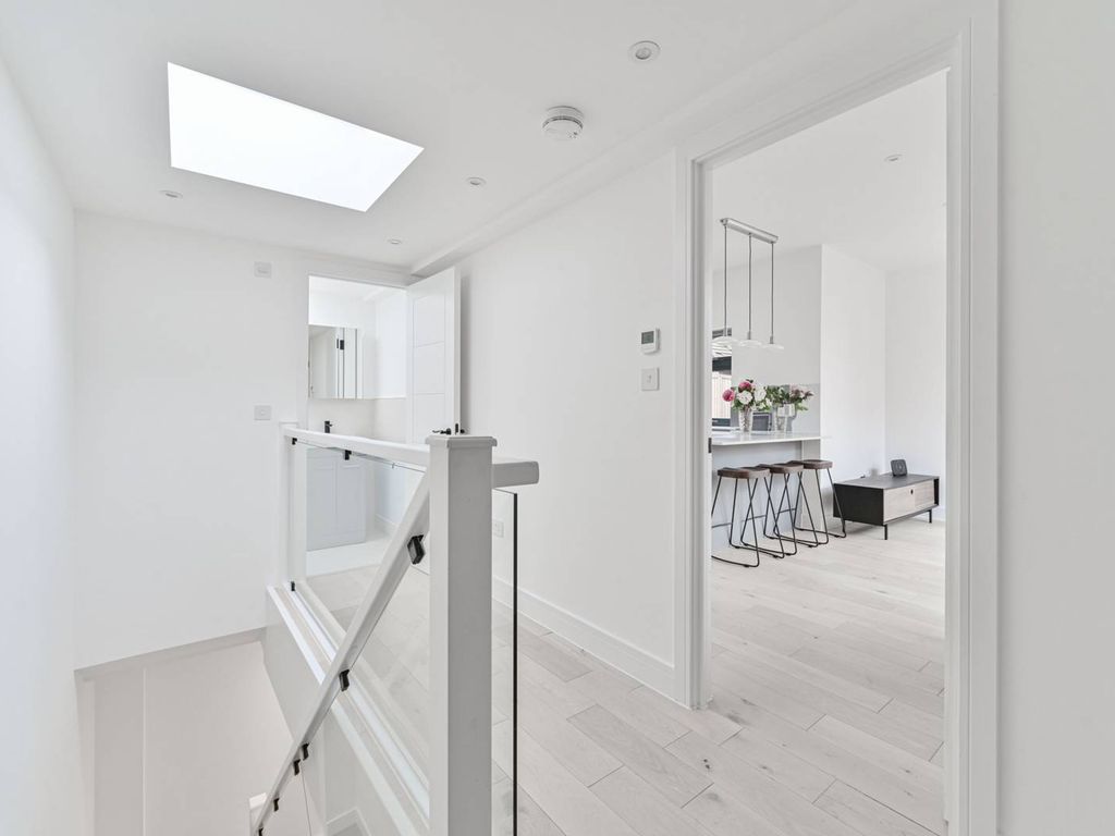 2 bed detached house to rent in Thurlow Hill, Tulse Hill, London SE21