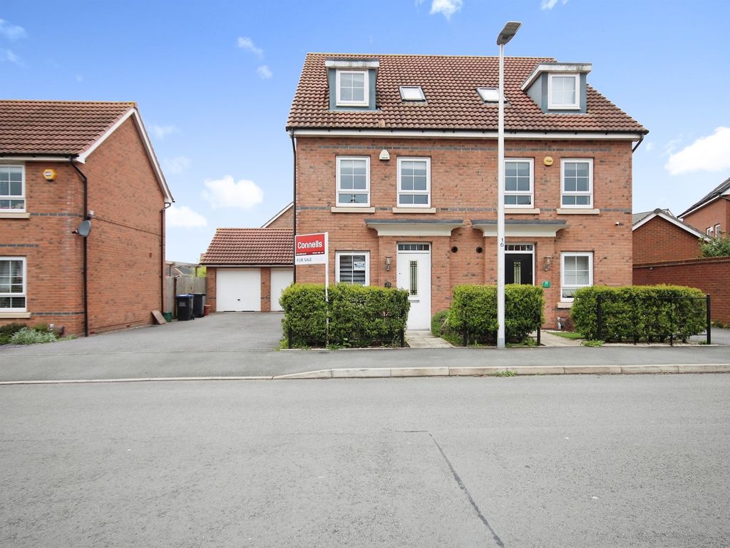 4 bed semidetached house for sale in Nightingale Avenue, Warwick CV34