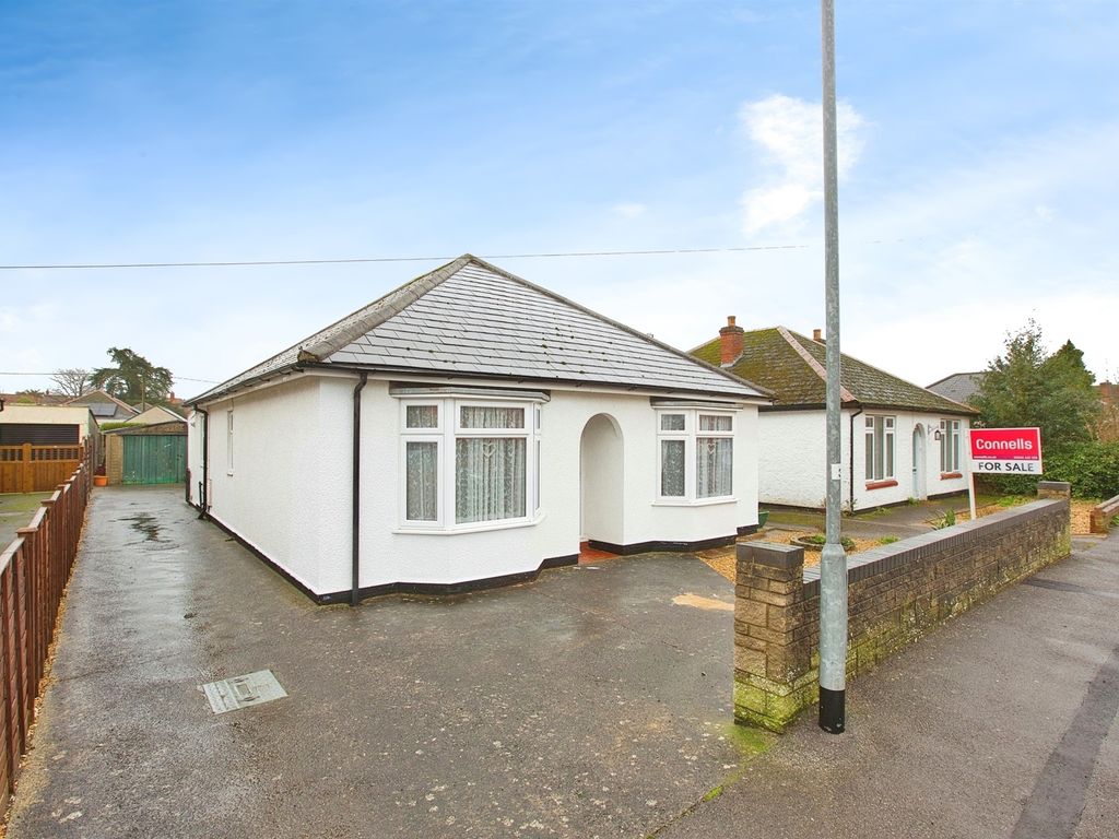 3 bed detached bungalow for sale in Sandhurst Road, Yeovil BA20, £