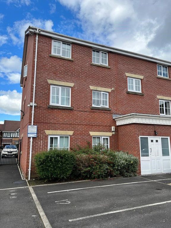 2 bed flat to rent in Dingle Close, Radcliffe M26, £895 pcm Zoopla