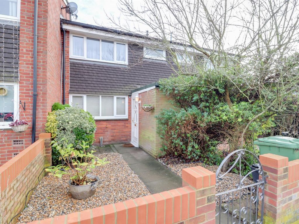 3 bed detached house to rent in Rowan Drive, Turnford, Herts EN10, £