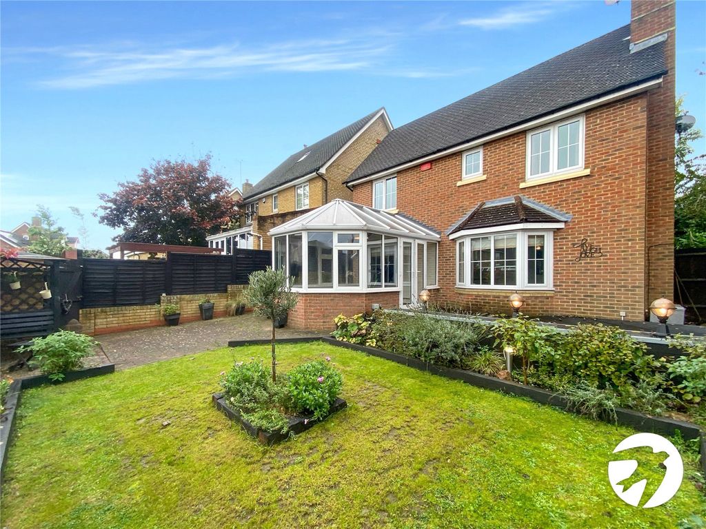 3 bed detached house to rent in Ashcroft Road, Wainscott, Rochester