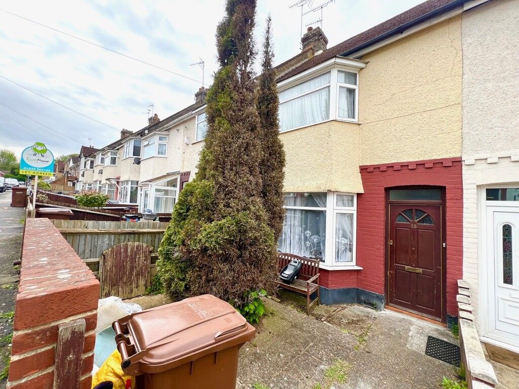 3 bed terraced house to rent in St. Leonards Avenue, Chatham ME4, £