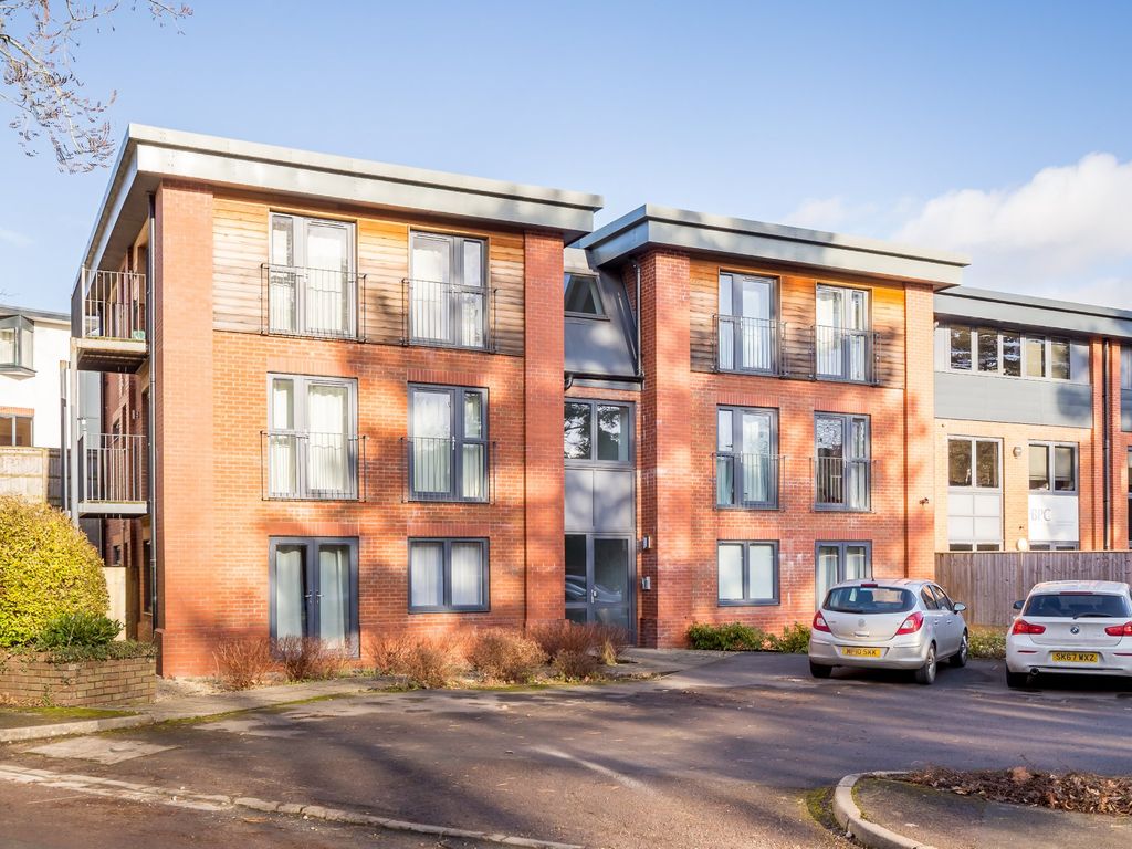 2 bed flat to rent in Old Station Drive, Leckhampton, Cheltenham GL53
