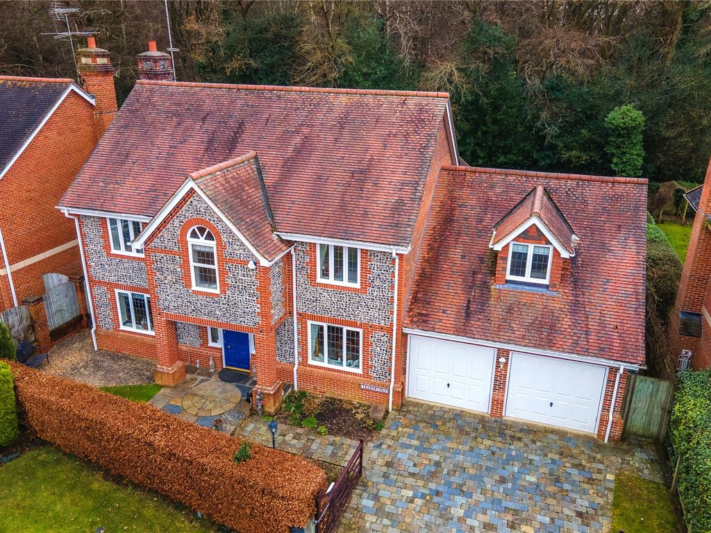 5 bed detached house for sale in Butlers Yard, Peppard Common, Henley