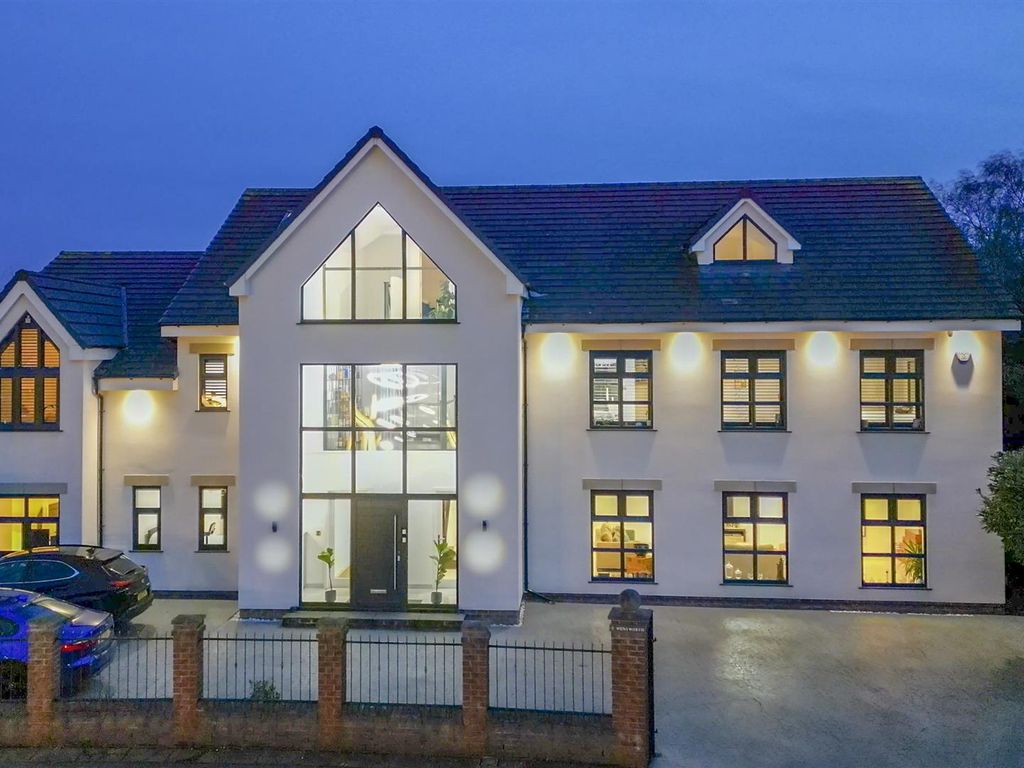 9 bed detached house for sale in Wentworth Avenue, Whitefield
