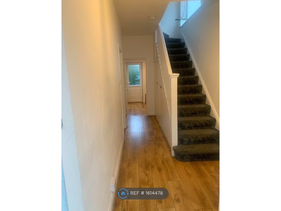 3 bed semidetached house to rent in Lonsdale Road, London SE25, £2,685