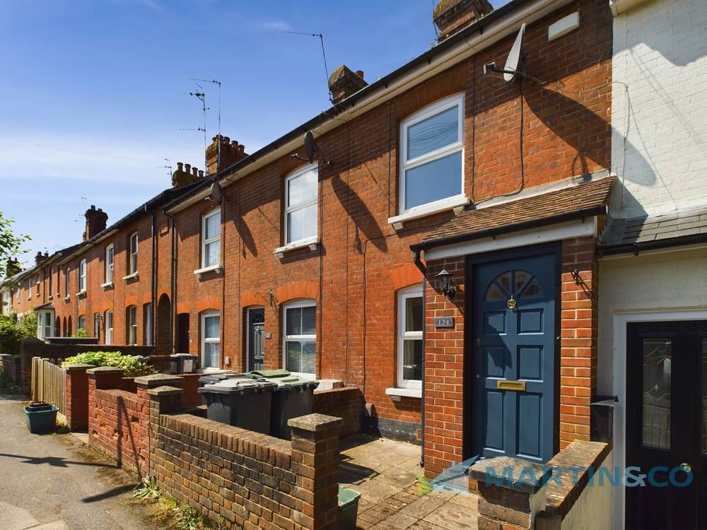 2 bed terraced house to rent in Lavender Hill, Tonbridge TN9, £1,500