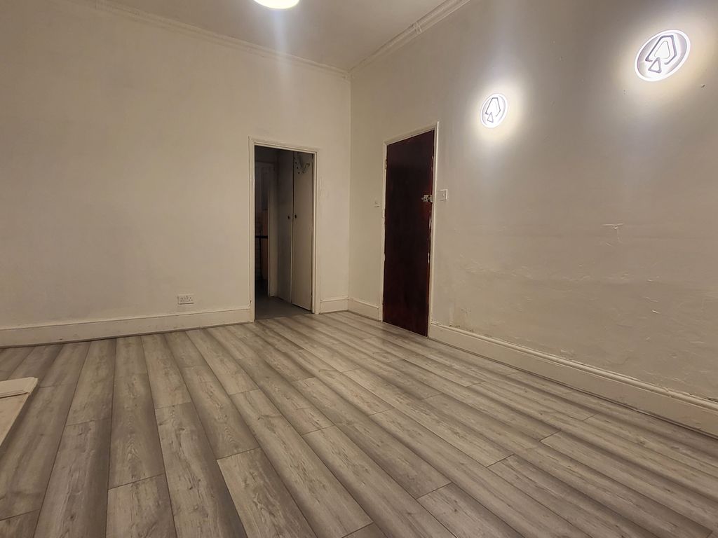 2 bed flat to rent in The Drive, Ilford IG1, £1,699 pcm Zoopla