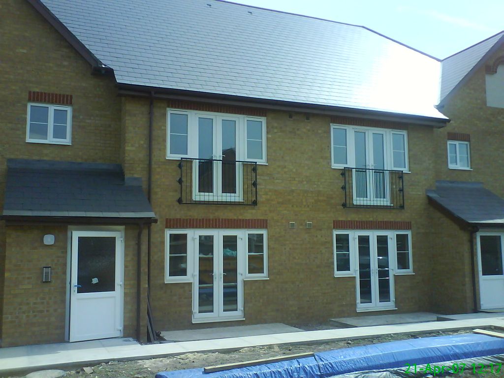 2 bed flat to rent in Aubrey Court, Dawley Road, Hayes, Middlesex UB3