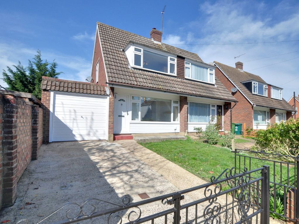 2 bed semidetached house to rent in The Glade, StainesUponThames