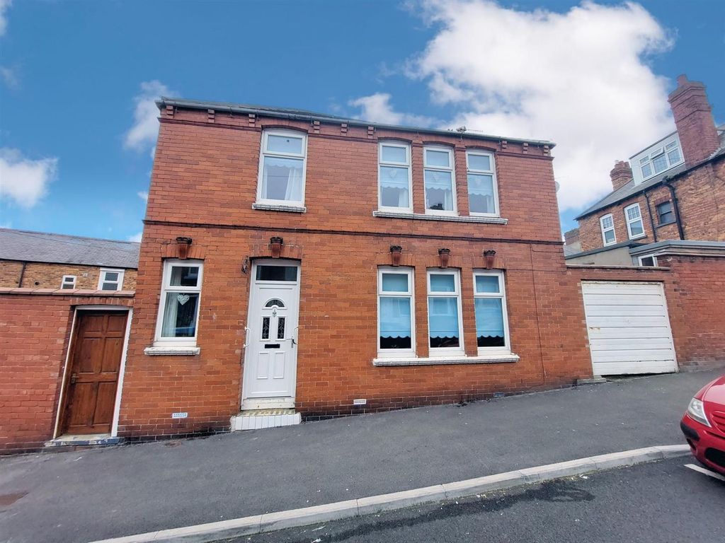 3 bed detached house for sale in Moorland Road, Scarborough YO12, £