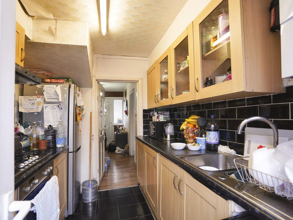 3 bed terraced house for sale in Crest Road, London NW2 Zoopla