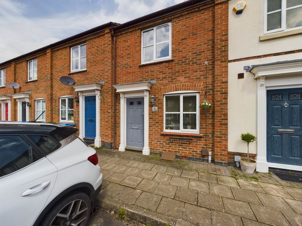 2 bed terraced house for sale in Kingsgate, Fairford Leys, Aylesbury