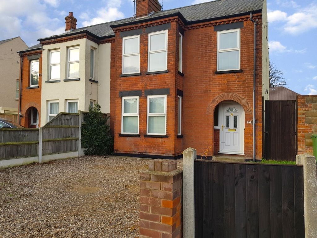 3 bed semidetached house for sale in Middleton Road, Gorleston