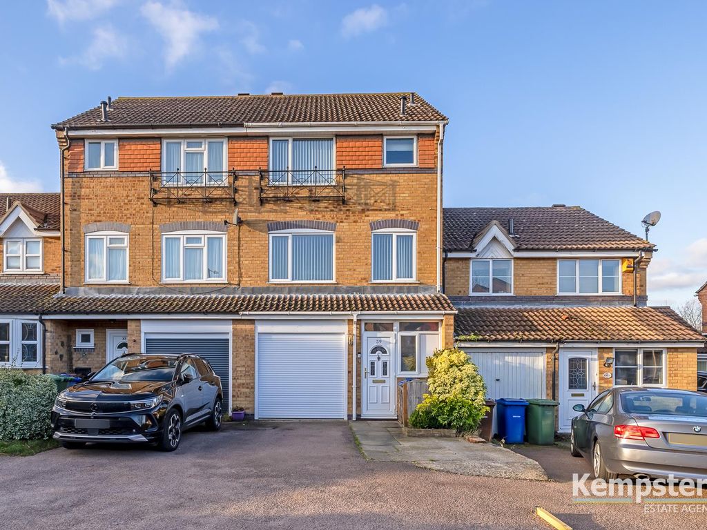 3 bed town house for sale in Clifford Road, Chafford Hundred, Grays