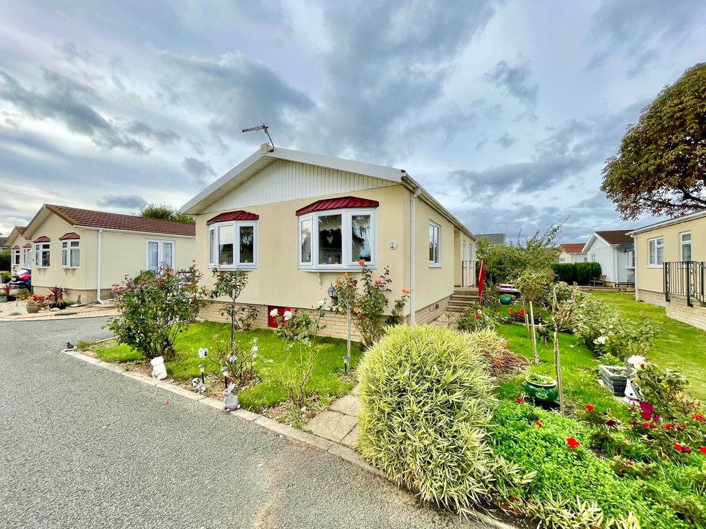 2 bed mobile/park home for sale in New Orchard Park, Littleport, Ely