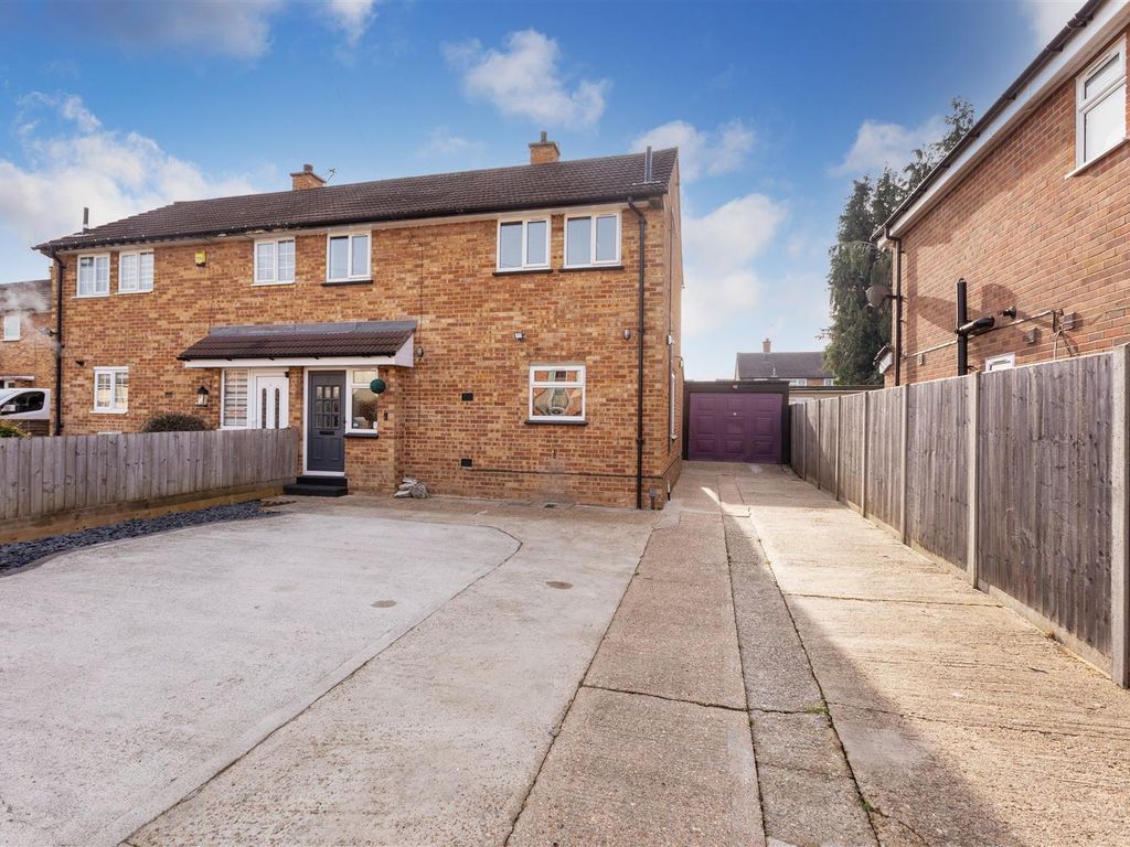 3 bed semidetached house for sale in Lincoln Way, Cippenham, Slough