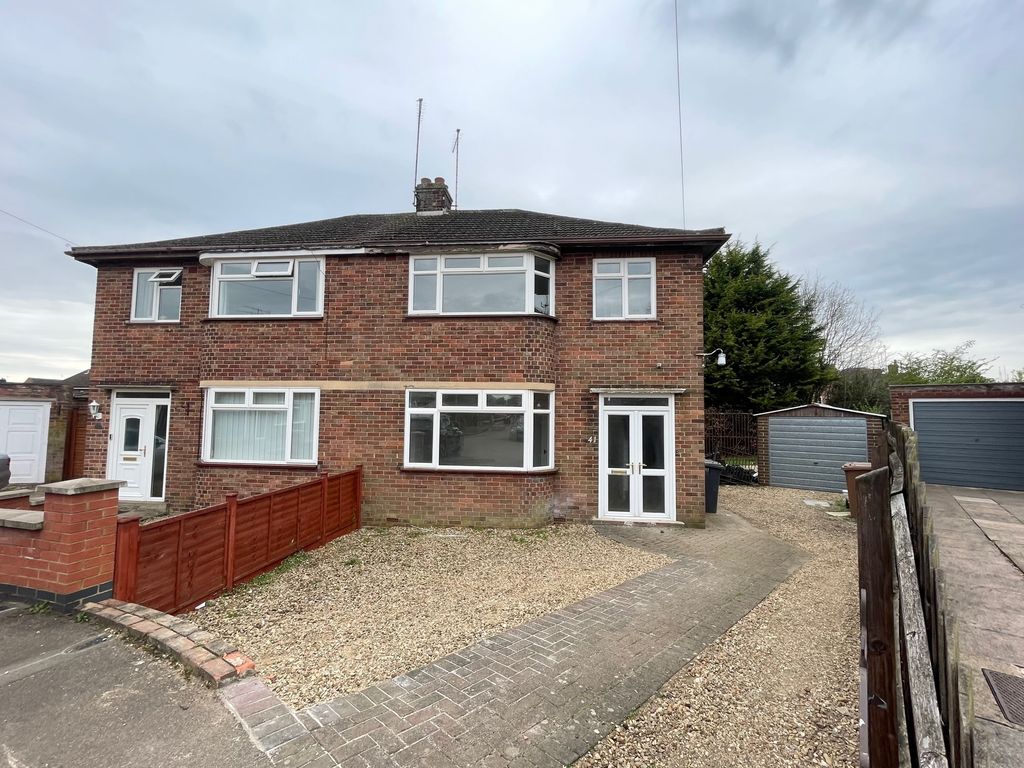 3 bed semidetached house to rent in Sherwood Avenue, Peterborough PE2
