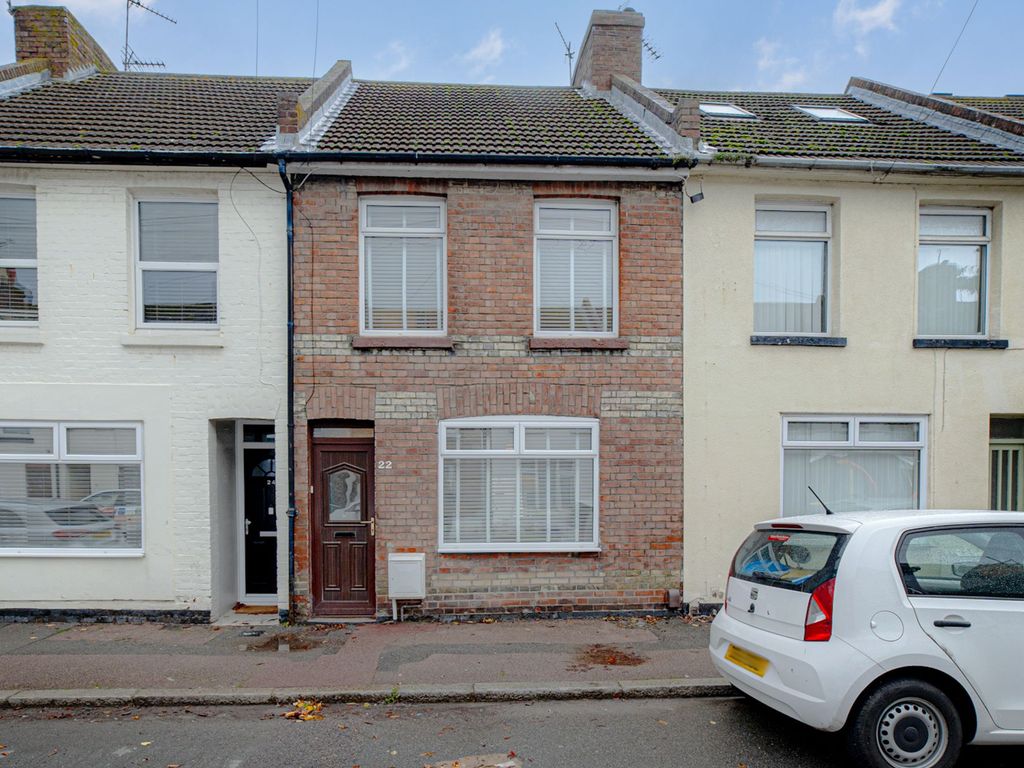 2 bed terraced house for sale in Mead Road, Folkestone CT19, £227,500