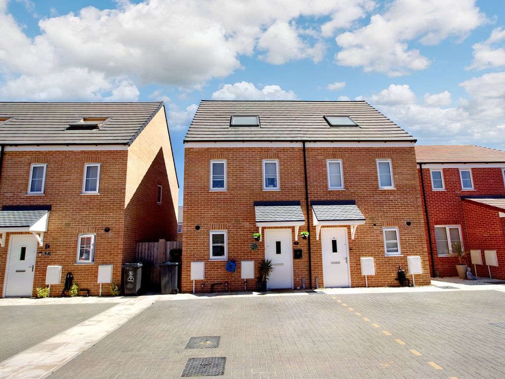 3 bed semidetached house for sale in Breeze Close, Bradwell NR31 Zoopla