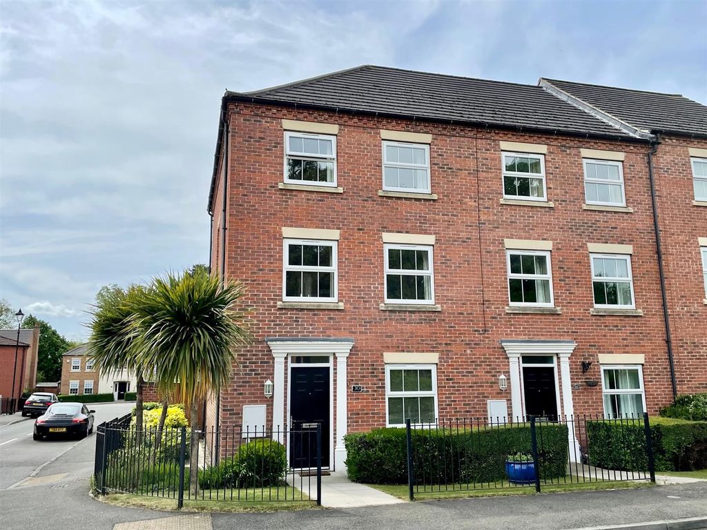 4 bed town house for sale in Pentland Drive, Greylees, Sleaford NG34