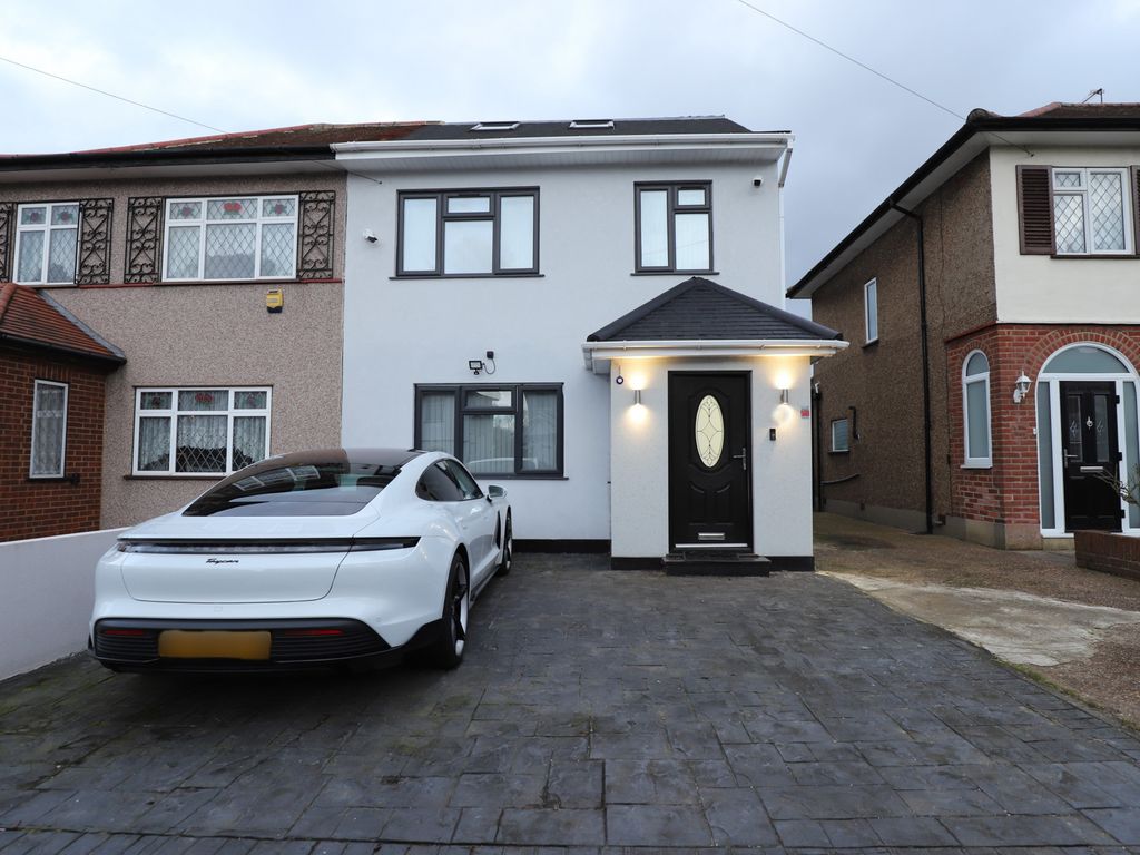 4 bed semidetached house for sale in Derwent Drive, Hayes, Greater
