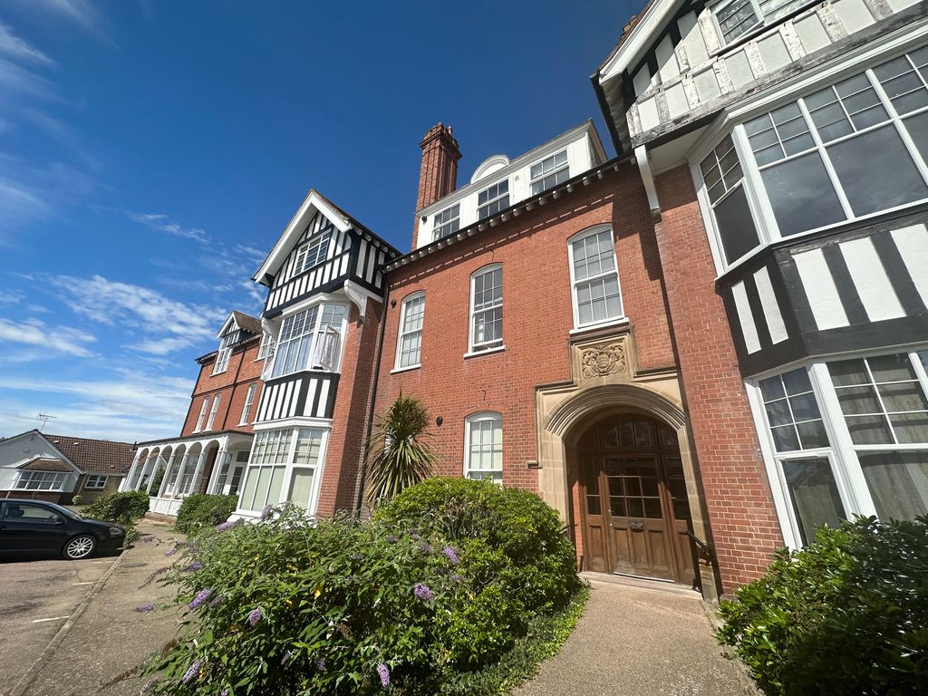 1 bed property to rent in Lyon Close, ClactonOnSea CO15, £825 pcm