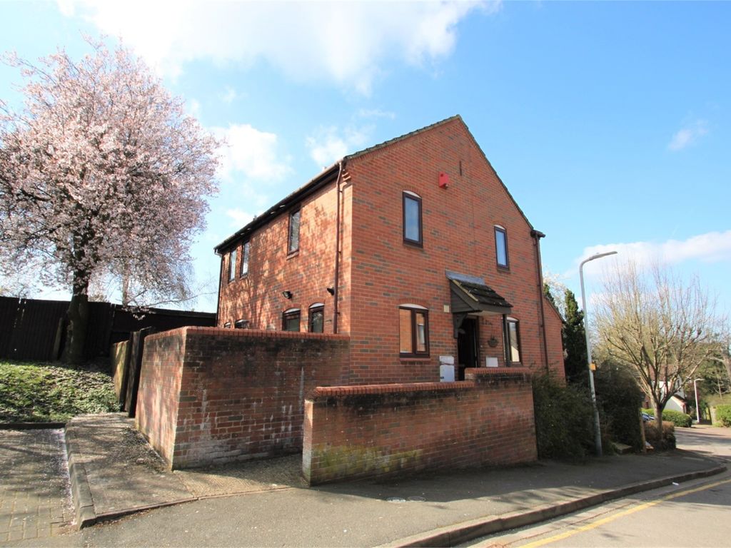 1 bed semidetached house to rent in Fairlight Drive, Uxbridge, Greater