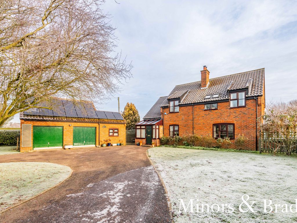 4 bed detached house for sale in Hackford Road, Wicklewood, Wymondham