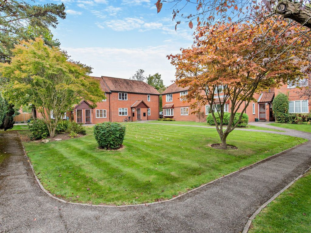 2 bed flat for sale in Murray Road, Northwood HA6, £415,000 Zoopla