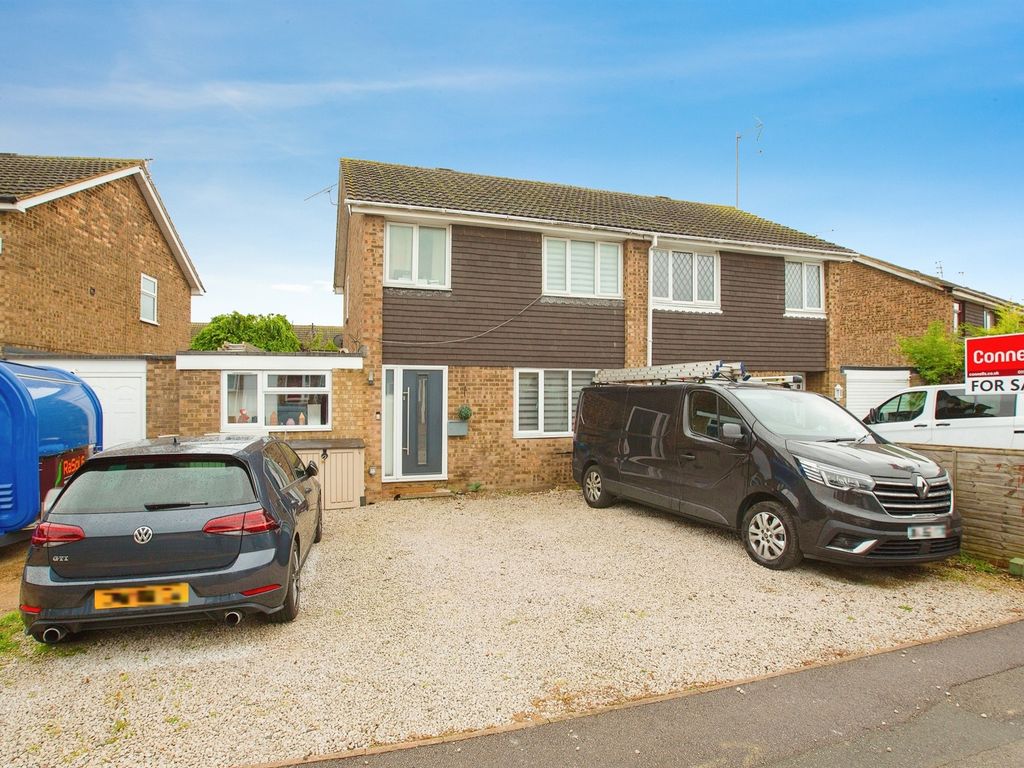 4 bed semidetached house for sale in Keats Close, Newport Pagnell MK16