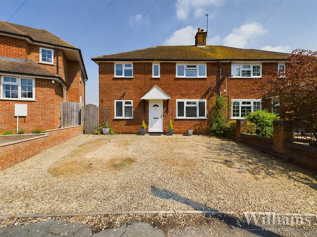 4 bed semidetached house for sale in Chiltern Close, Stone, Aylesbury