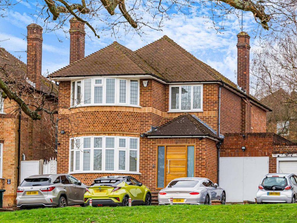 4 bed linkdetached house for sale in Chiddingfold, London N12 Zoopla