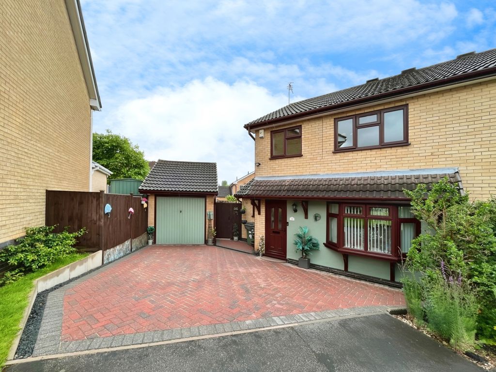3 bed semidetached house for sale in Meadowcroft Close, Glenfield
