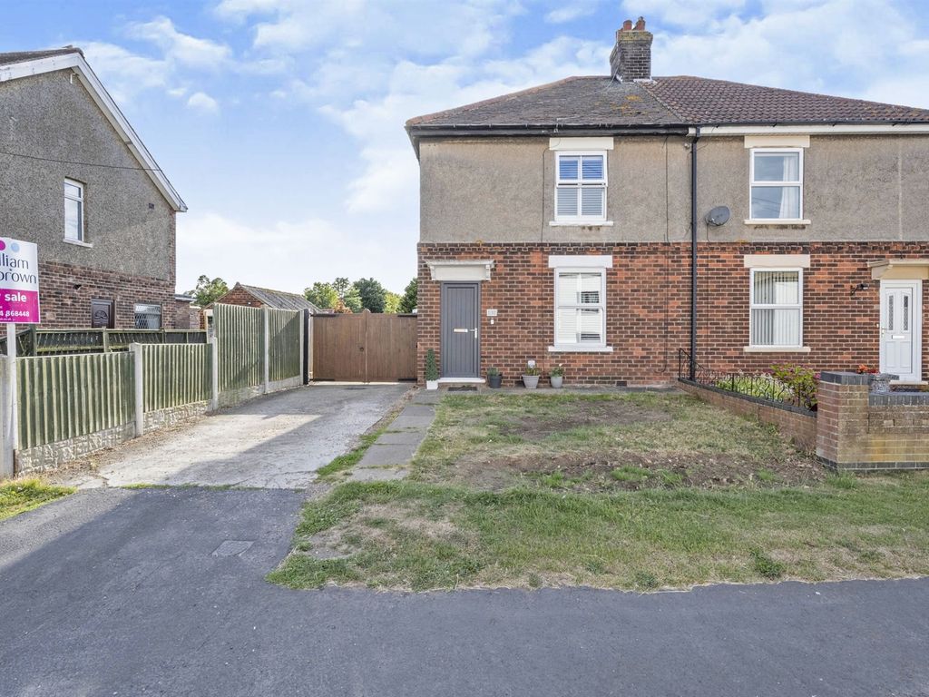 3 bed semidetached house for sale in Northlands Road, Winterton