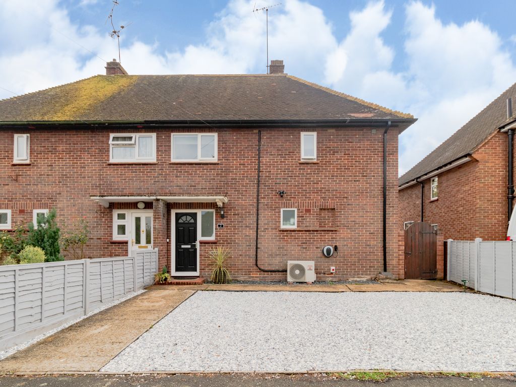 3 bed semidetached house for sale in Mylne Square, Wokingham